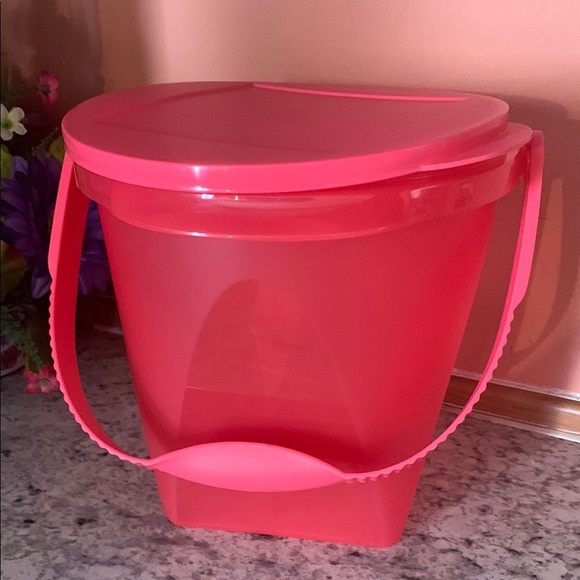 Vibrant Pink Plastic Bucket with Handle - Picture 7 of 7